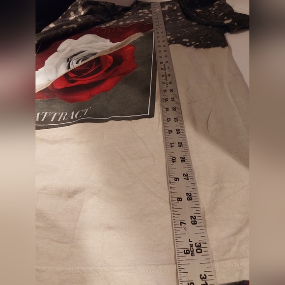 Red and White Rose Opposites Attract Graphic Tee Rue 21 XL - Picture 7 of 7